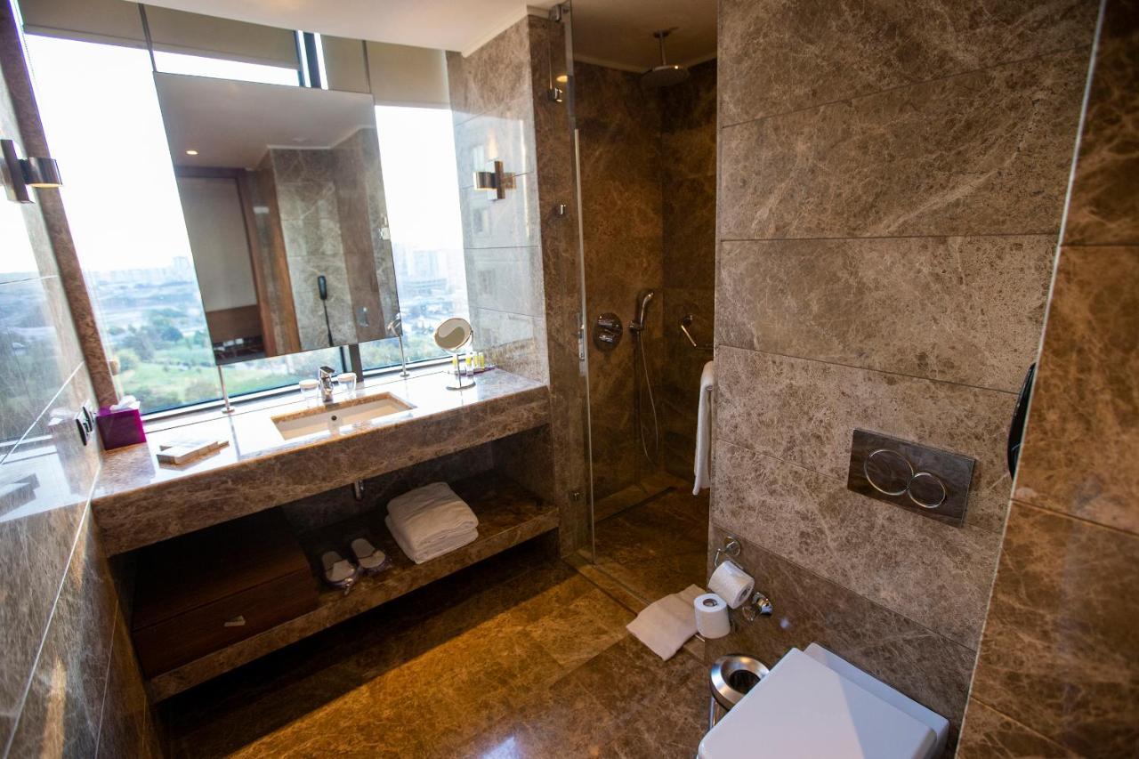 Deluxe King Room City View