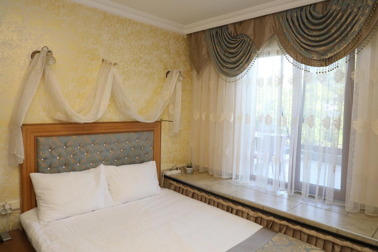 Economy Double Room Garden View Basement Floor