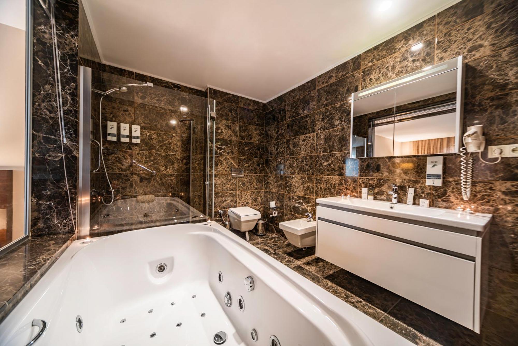 Deluxe King Suite