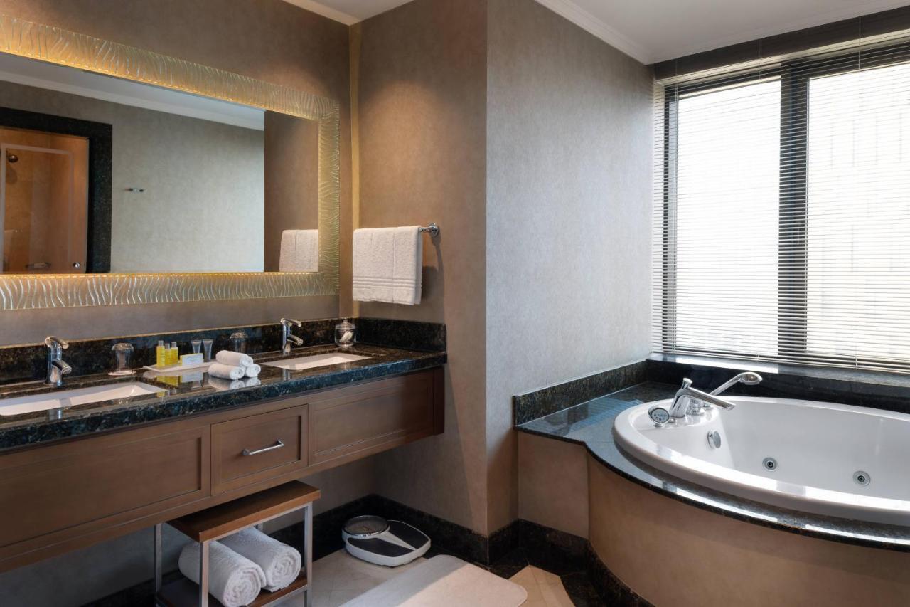 Executive King Suite City View Lounge Access
