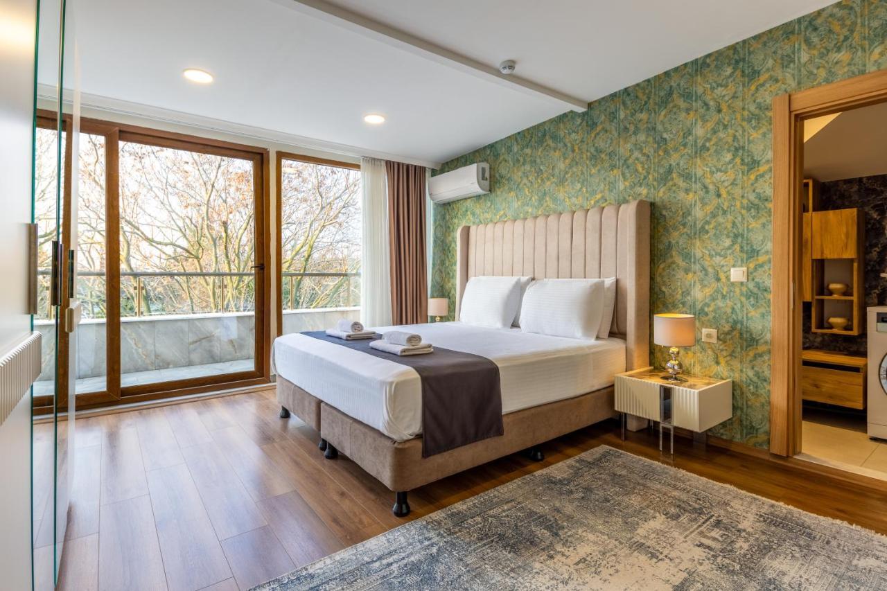 Luxury Three-Bedroom Apartment Terrace Pool View