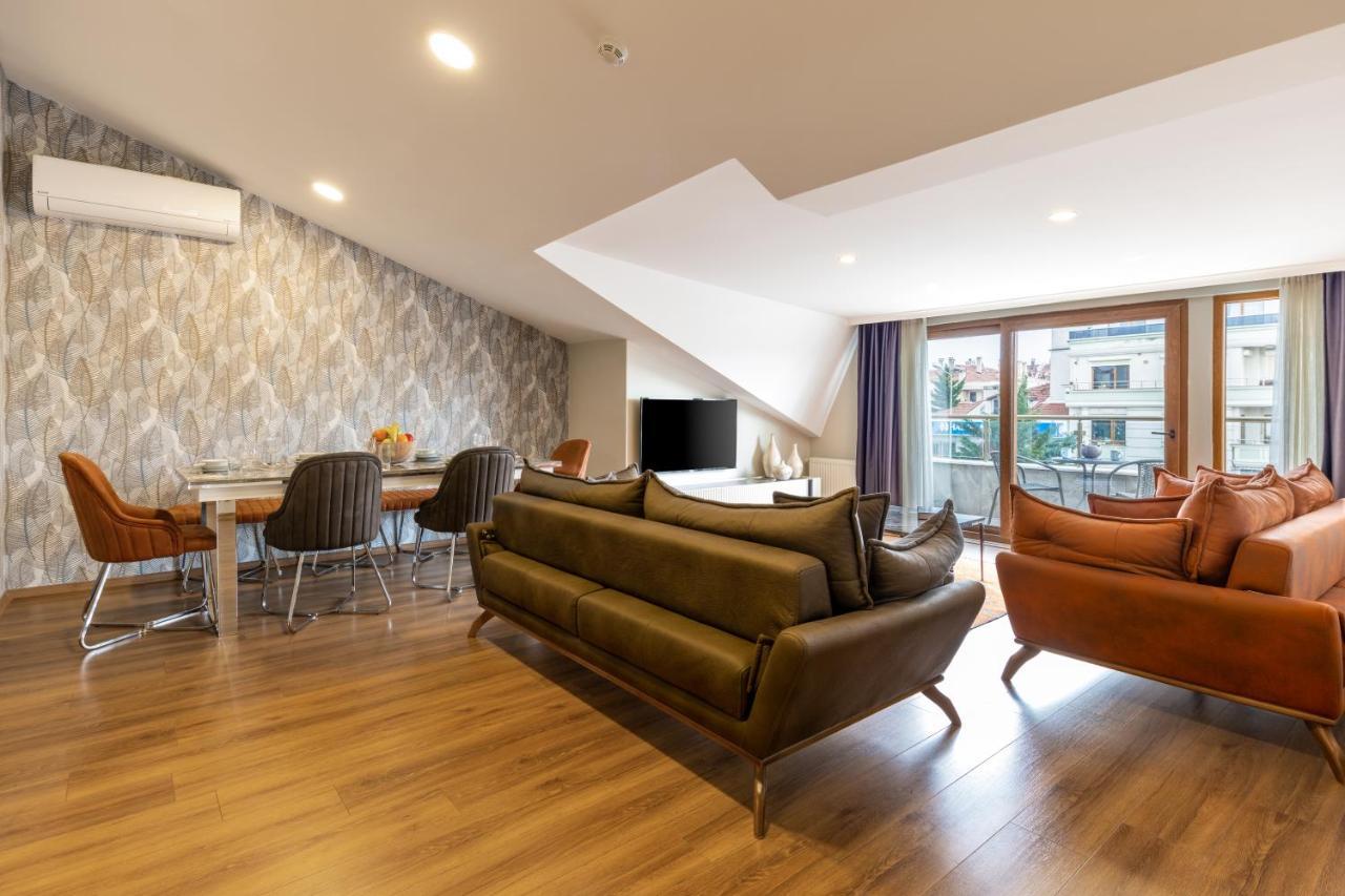 Luxury Three-Bedroom Apartment Terrace Pool View