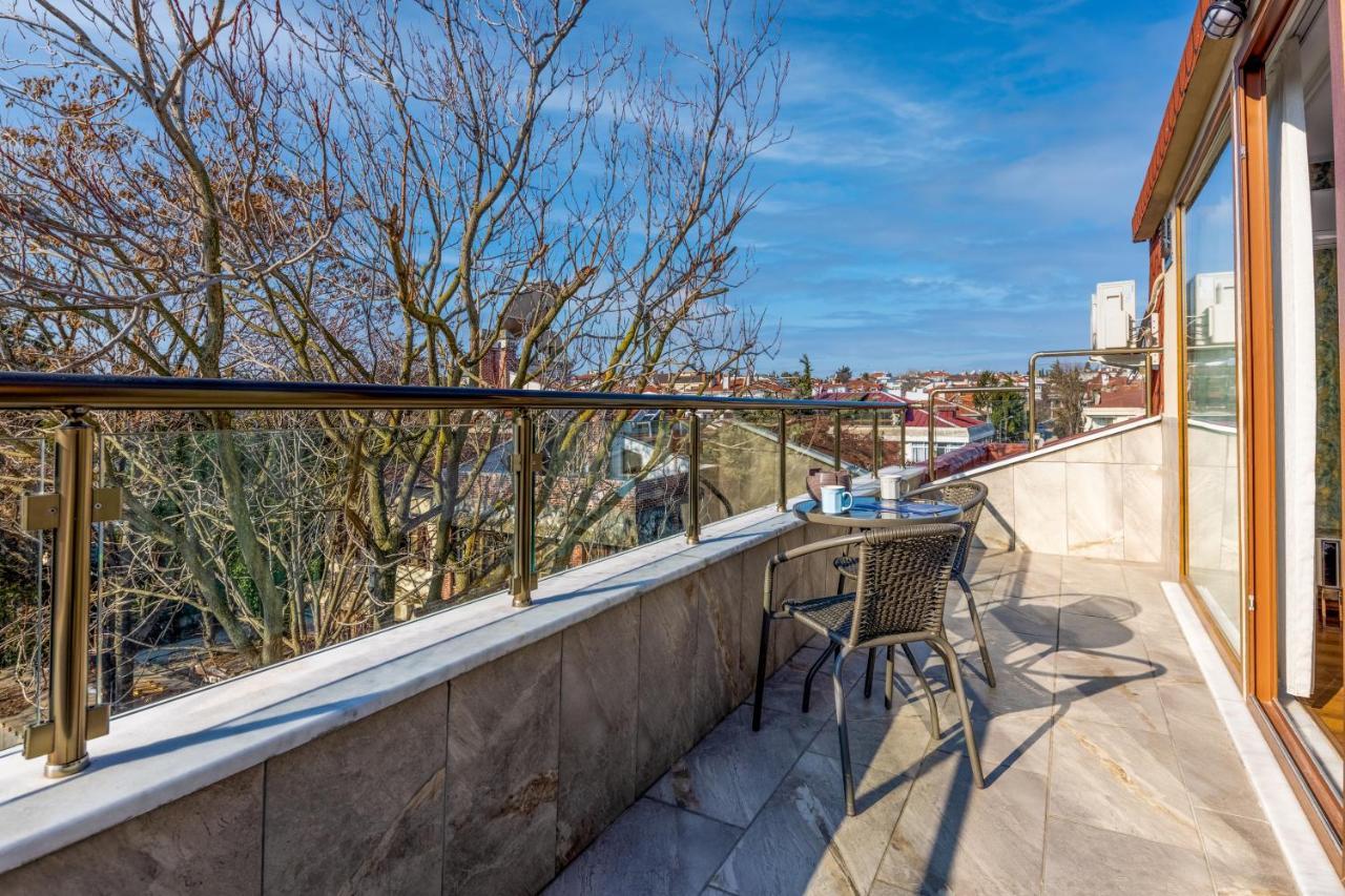 Luxury Three-Bedroom Apartment Terrace Pool View