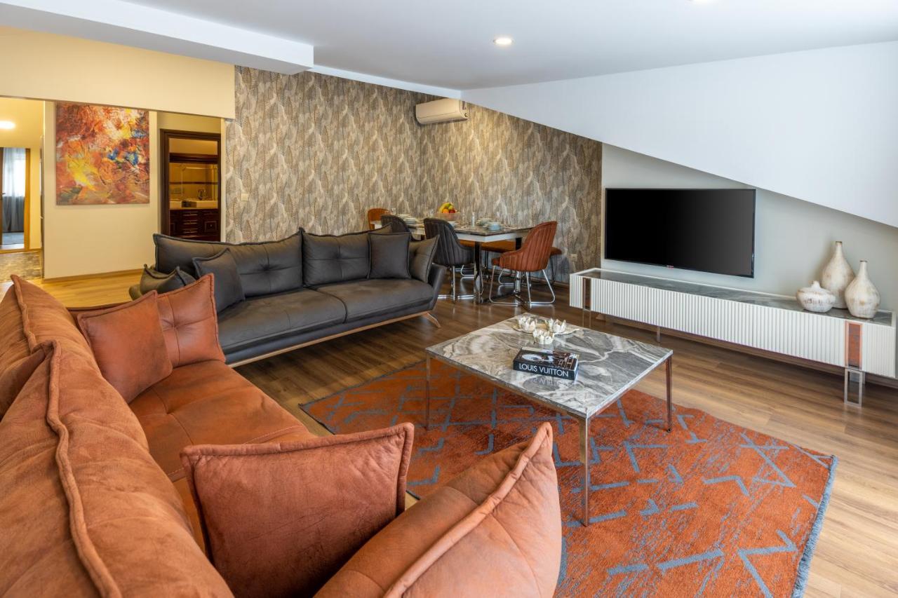 Luxury Three-Bedroom Apartment Terrace Pool View