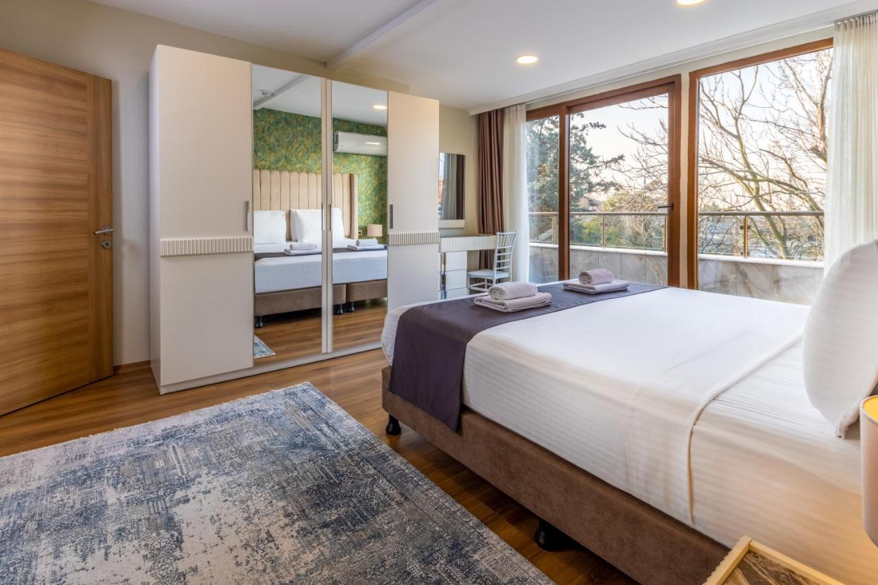 Luxury Three-Bedroom Apartment Terrace Pool View