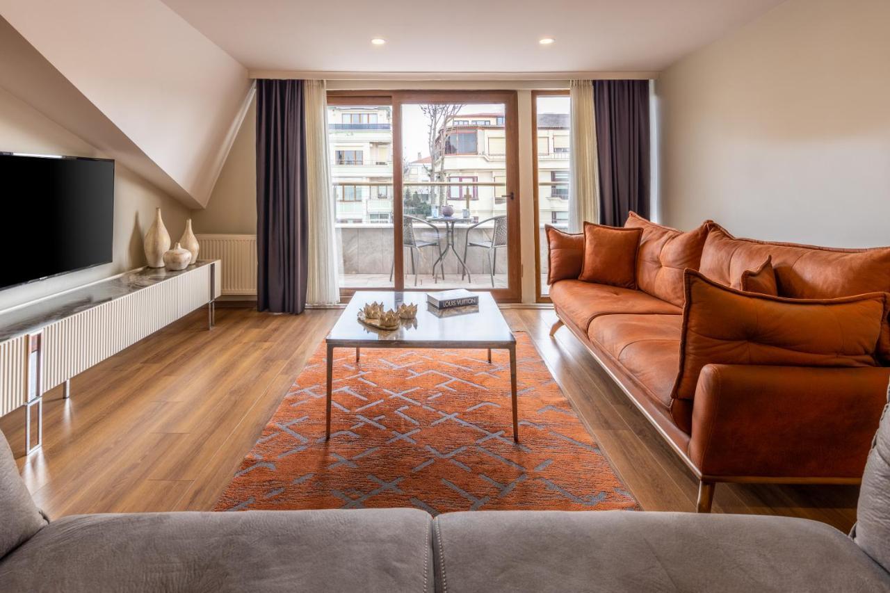 Luxury Three-Bedroom Apartment Terrace Pool View