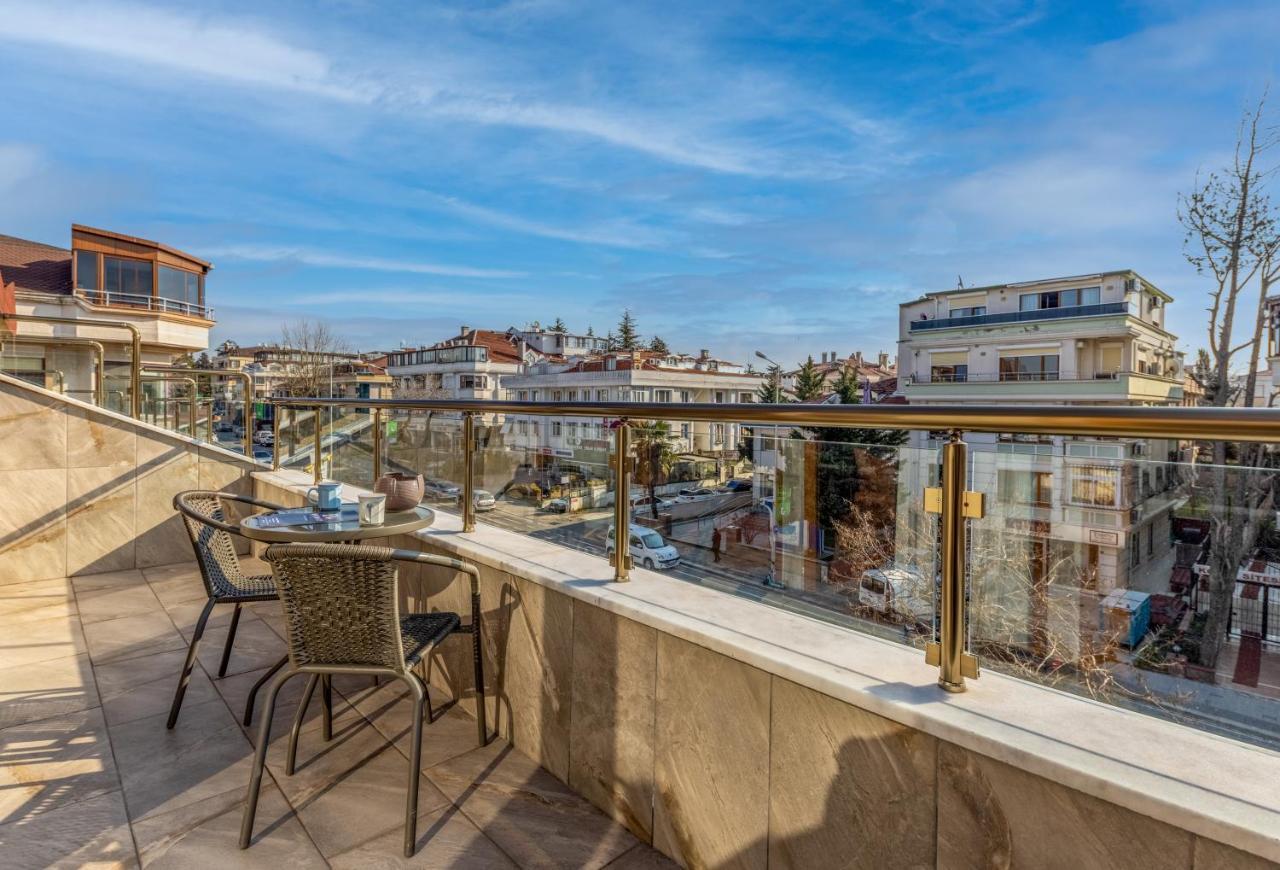 Luxury Three-Bedroom Apartment Terrace Pool View