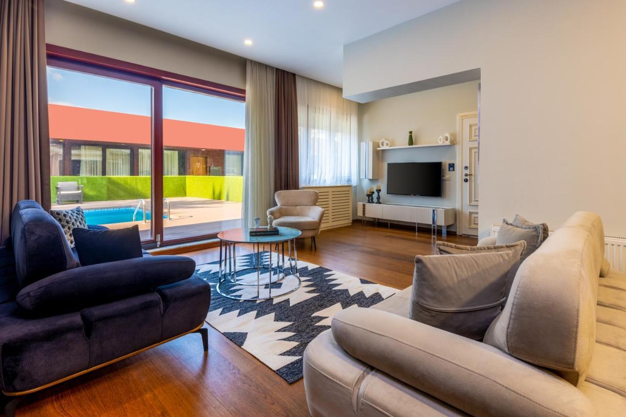 Deluxe Three-Bedroom Apartment Pool Access