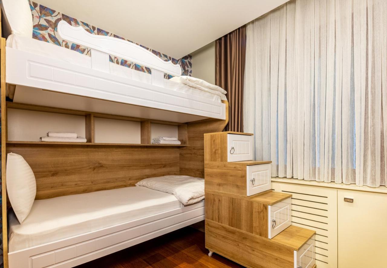 Deluxe Three-Bedroom Apartment Pool Access