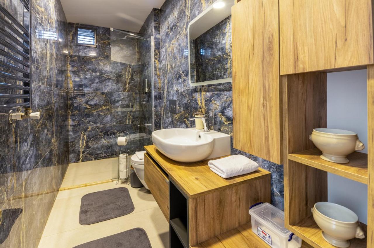 Luxury Three-Bedroom Apartment Terrace Pool View