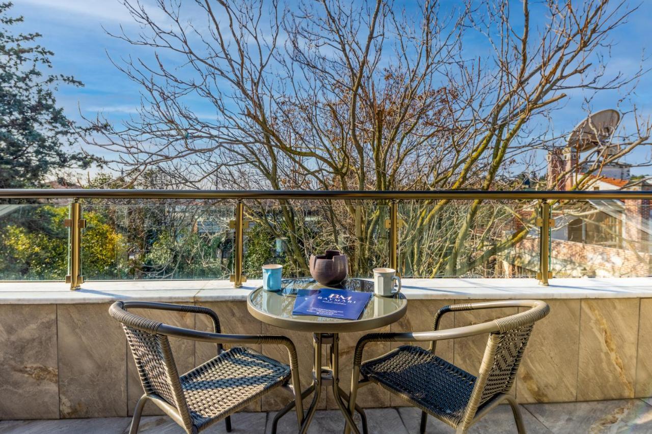 Luxury Three-Bedroom Apartment Terrace Pool View