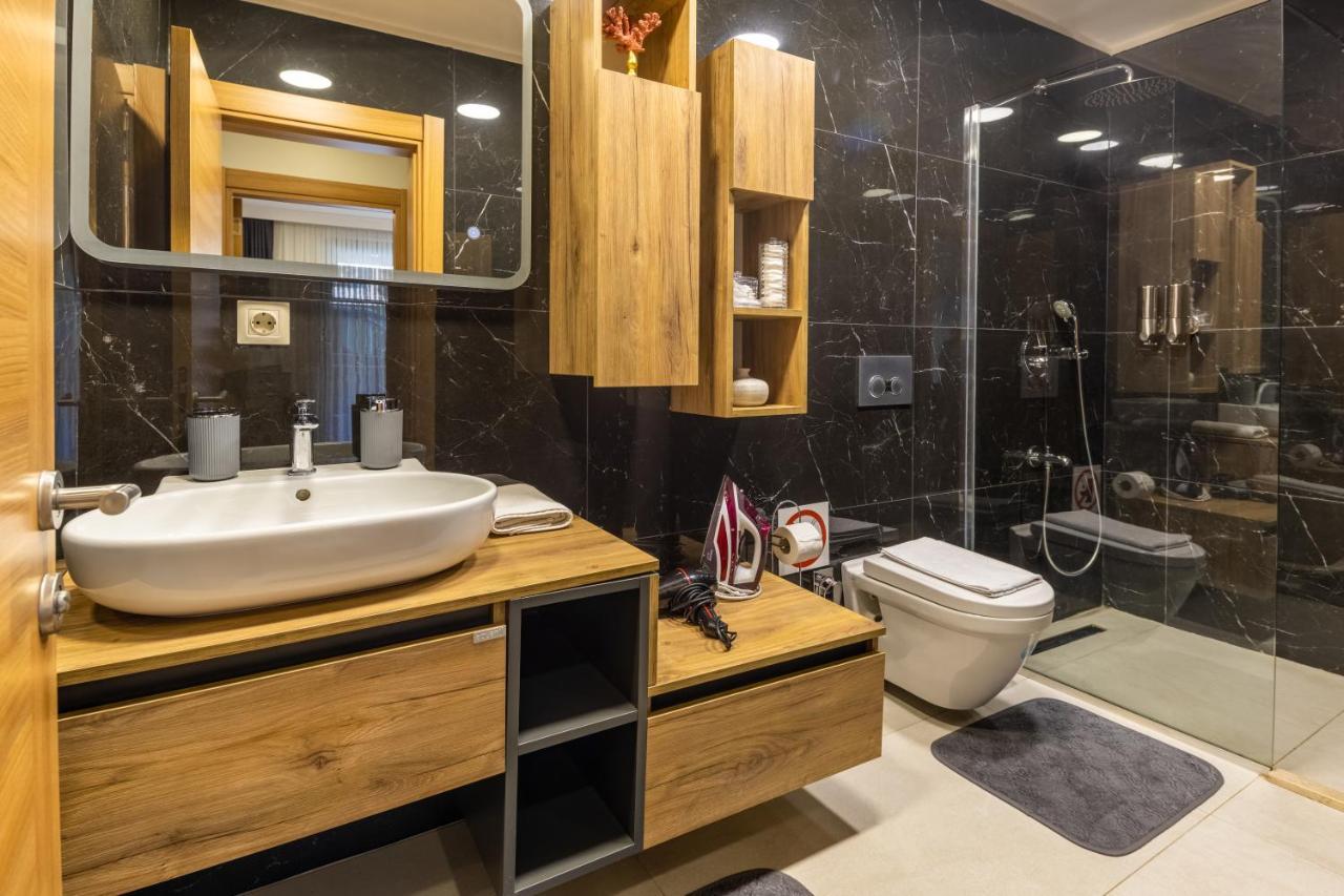 Luxury One-Bedroom Apartment Pool Access