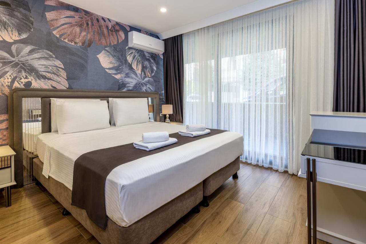 Luxury One-Bedroom Apartment Pool Access