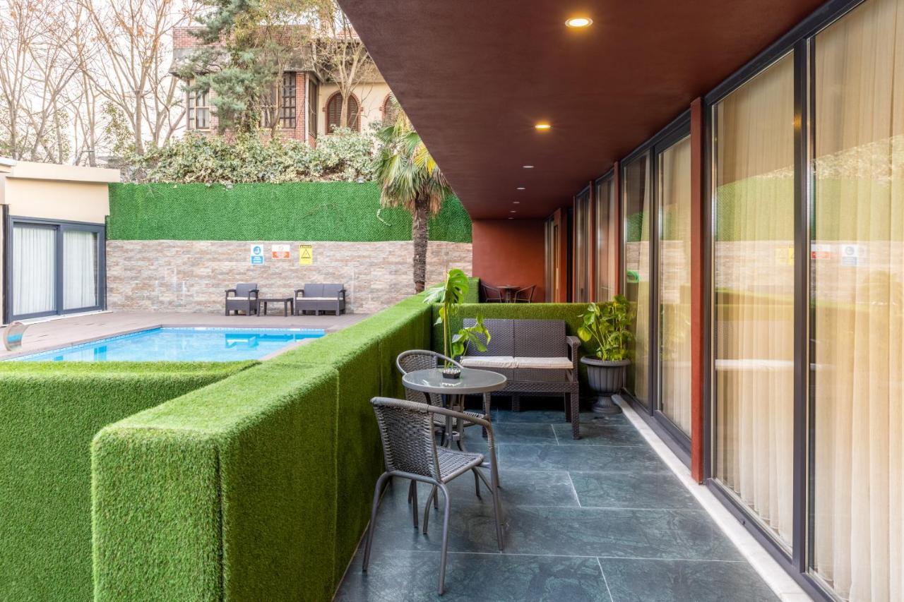 Luxury One-Bedroom Apartment Pool Access