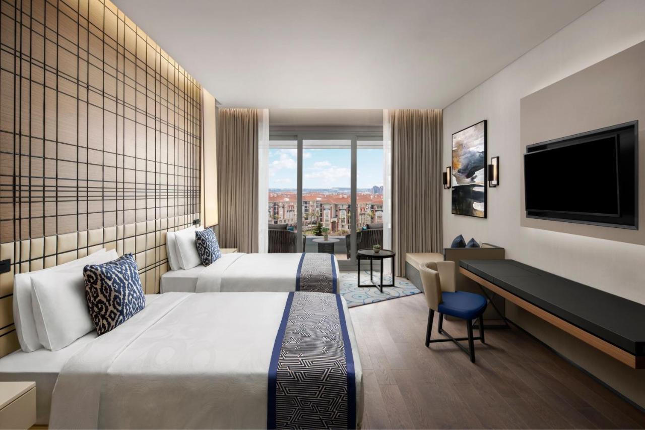 Deluxe Guest Room Two Twins Sofabed Balcony City View