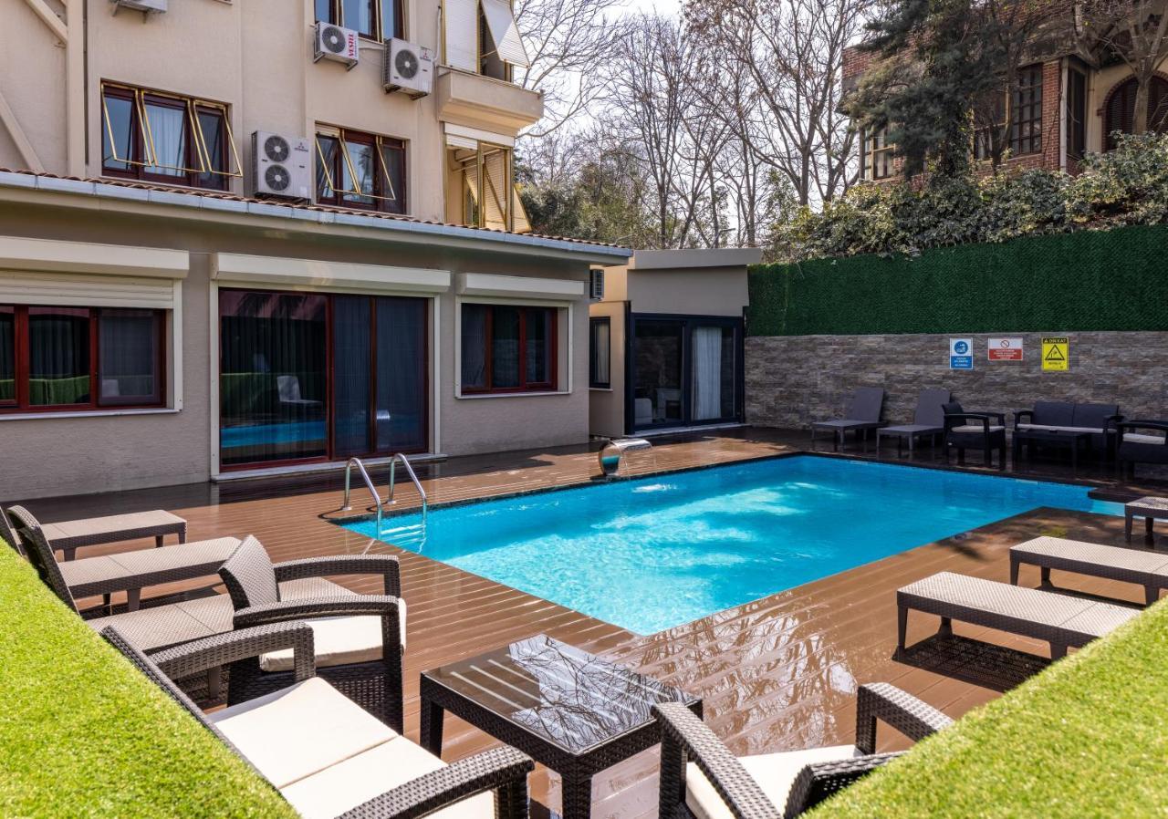 Deluxe Three-Bedroom Apartment Pool Access