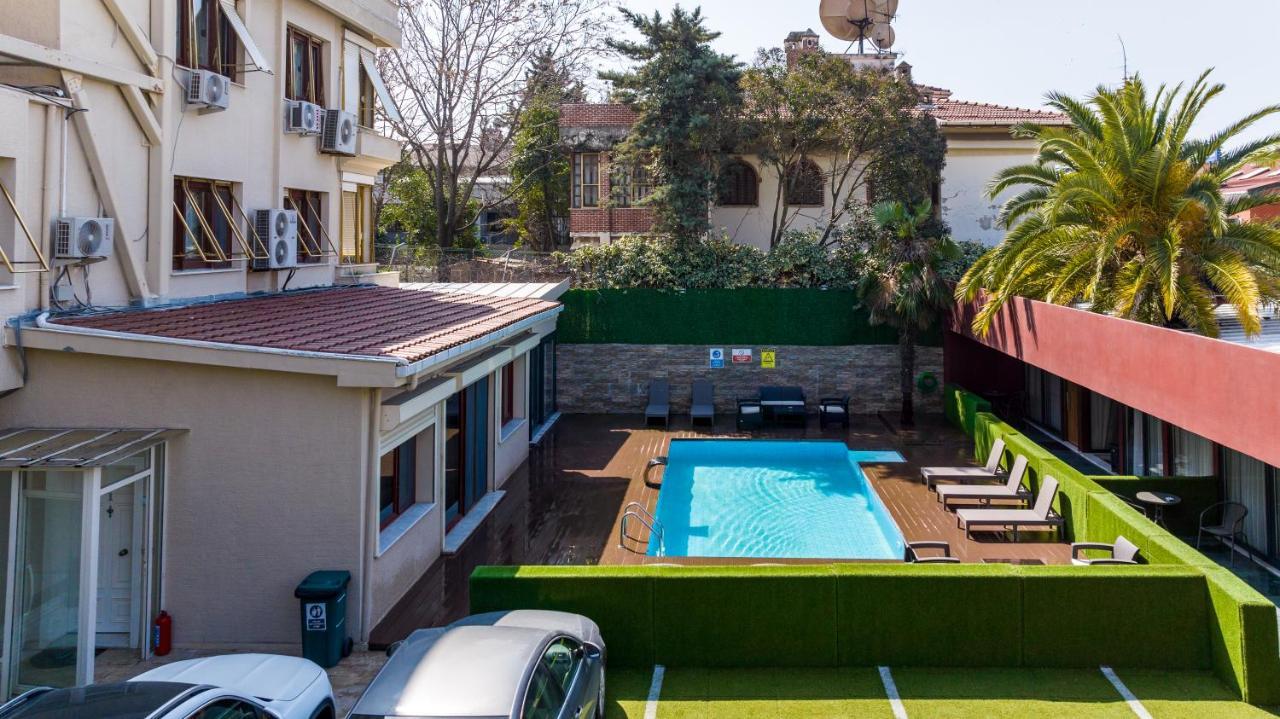 Luxury Three-Bedroom Apartment Terrace Pool View