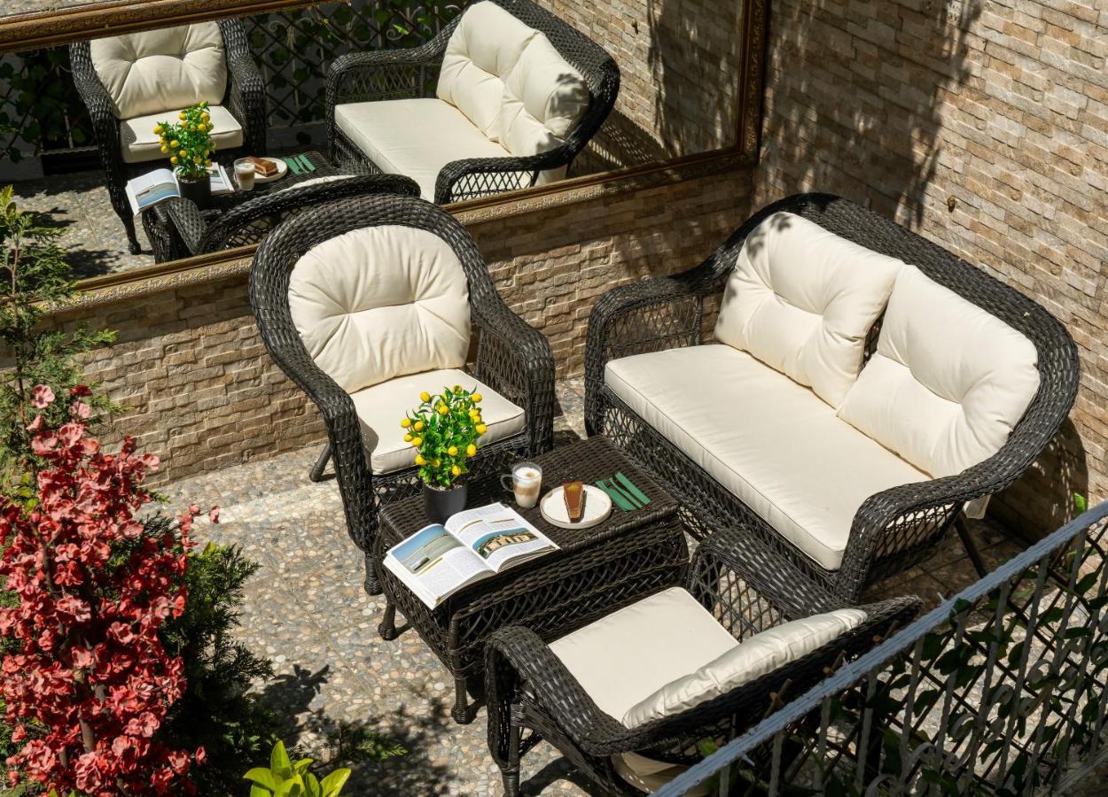 Deluxe King Room Garden View