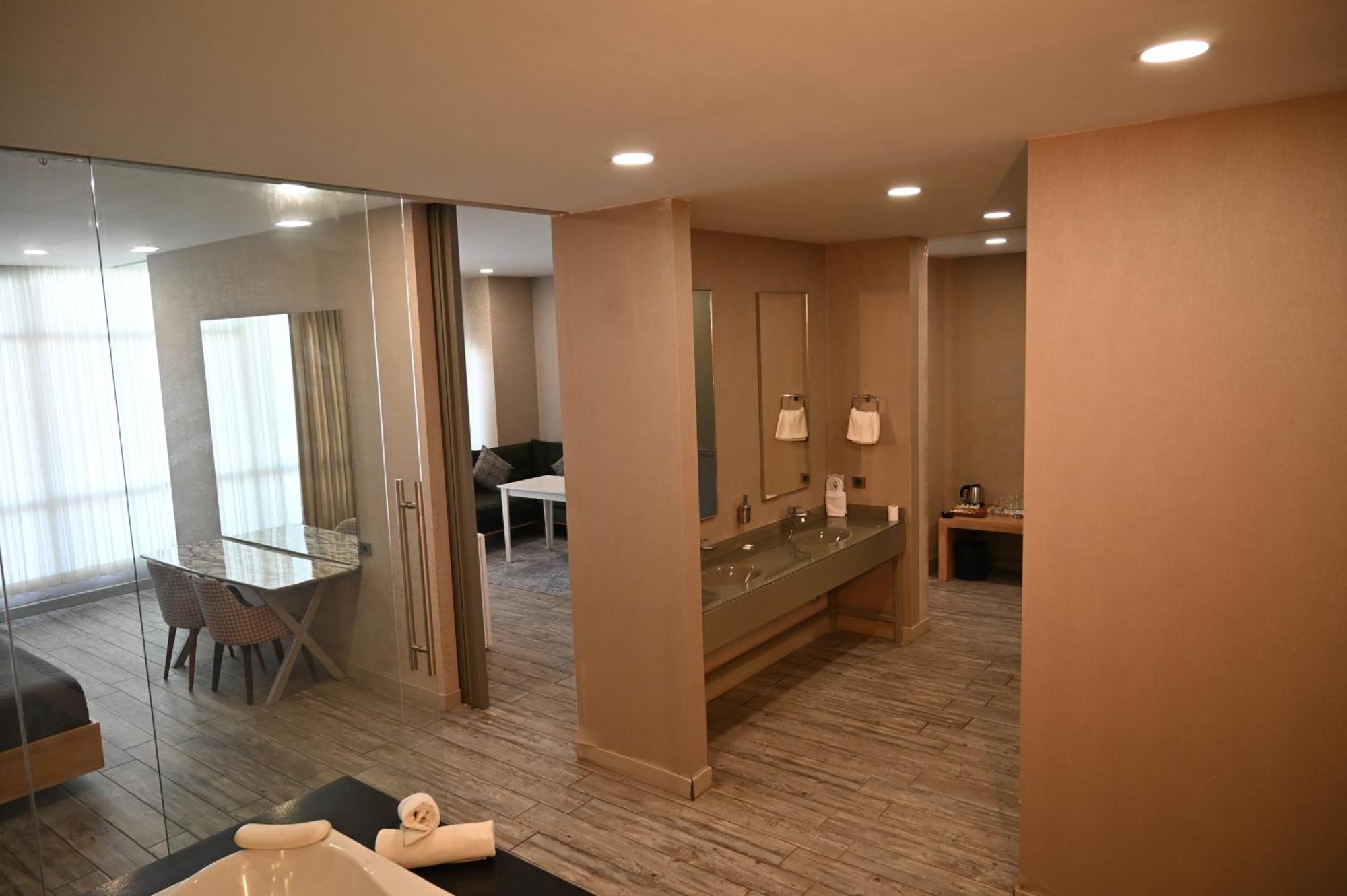 Superior King Suite
