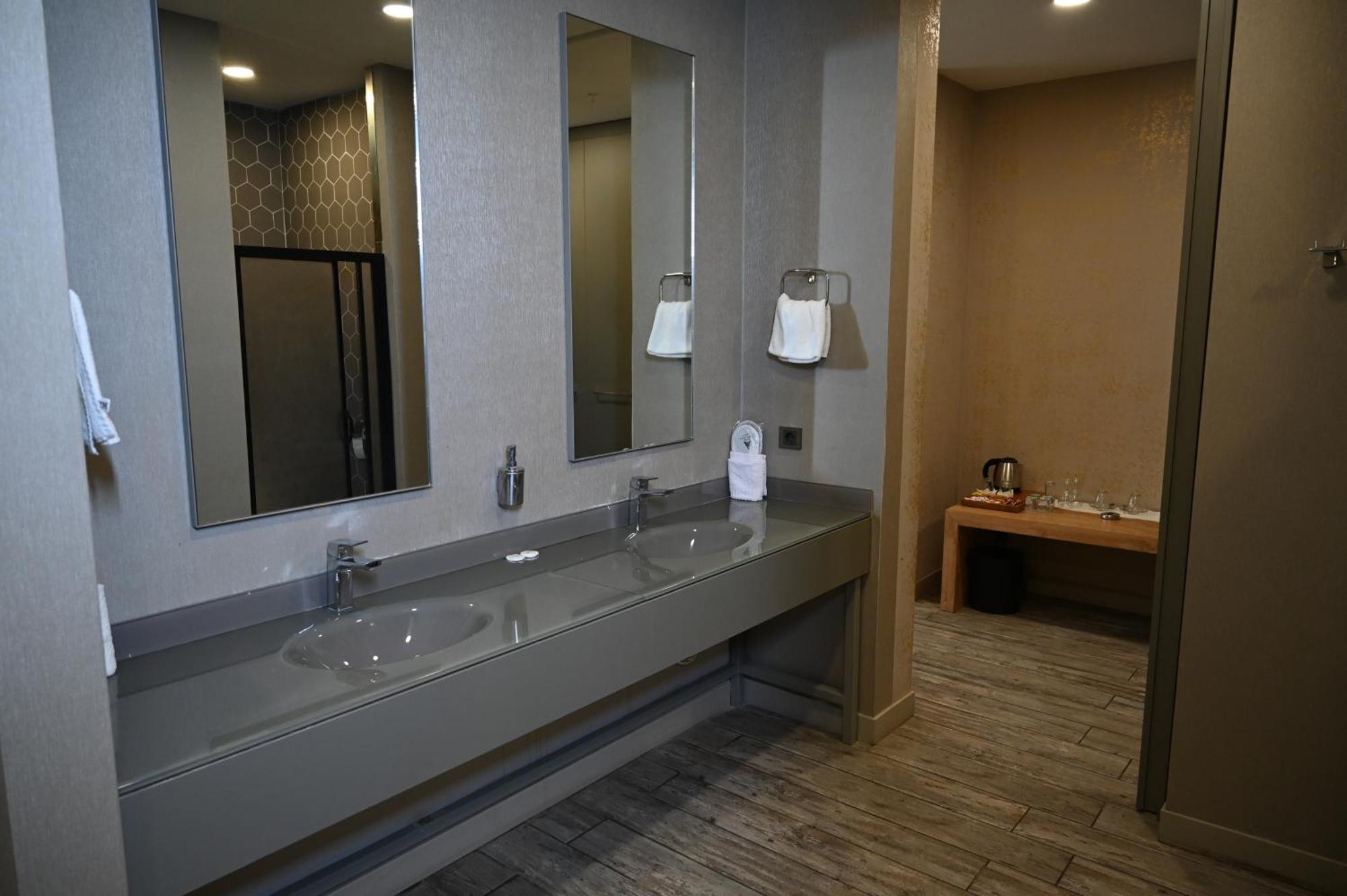 Superior King Suite