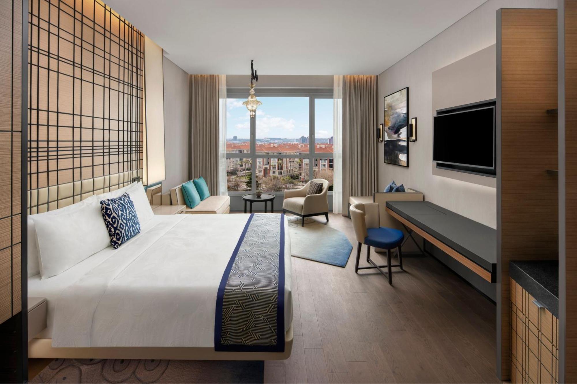 Deluxe King Room City View