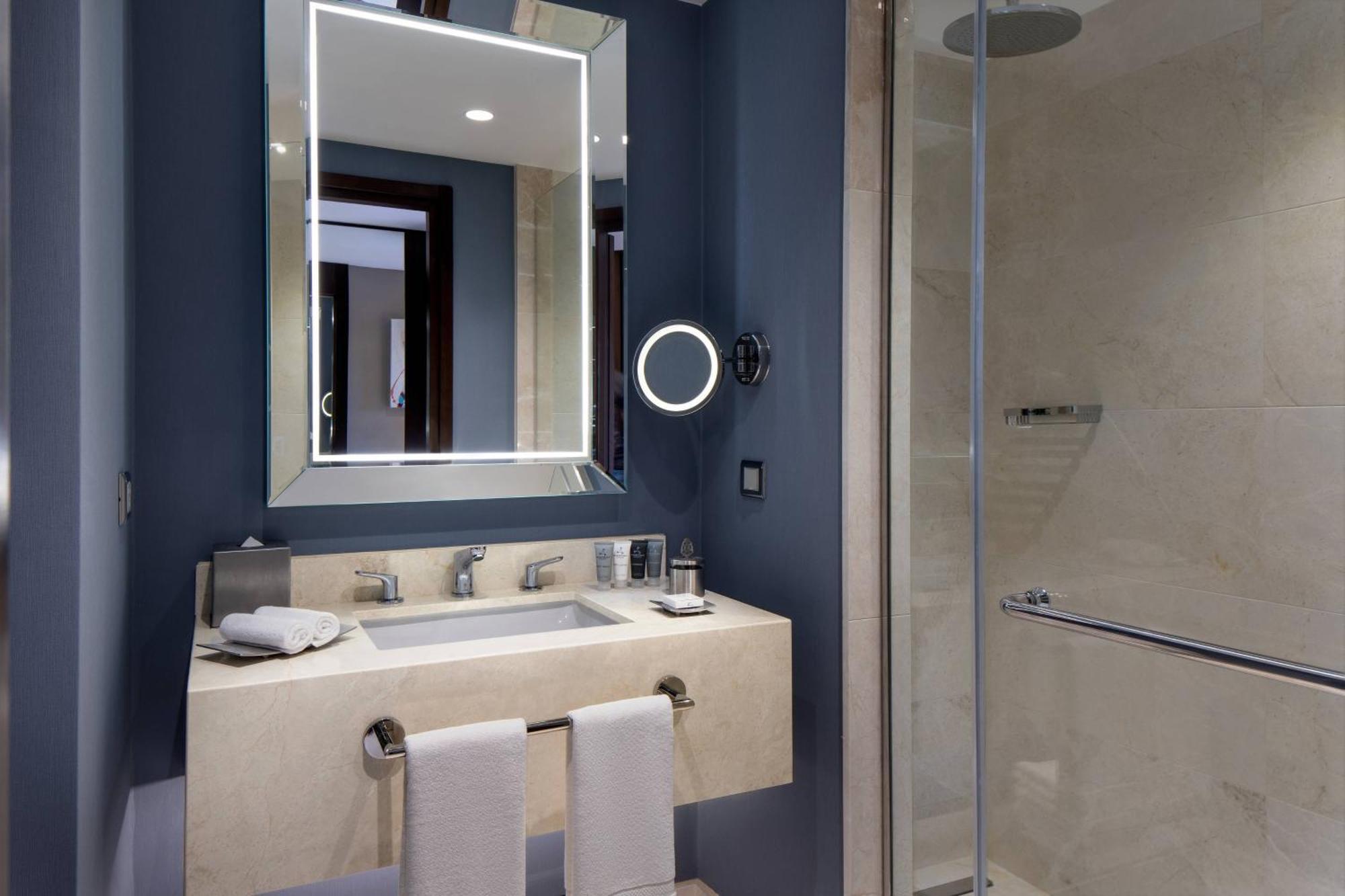 Deluxe Atrium King Room