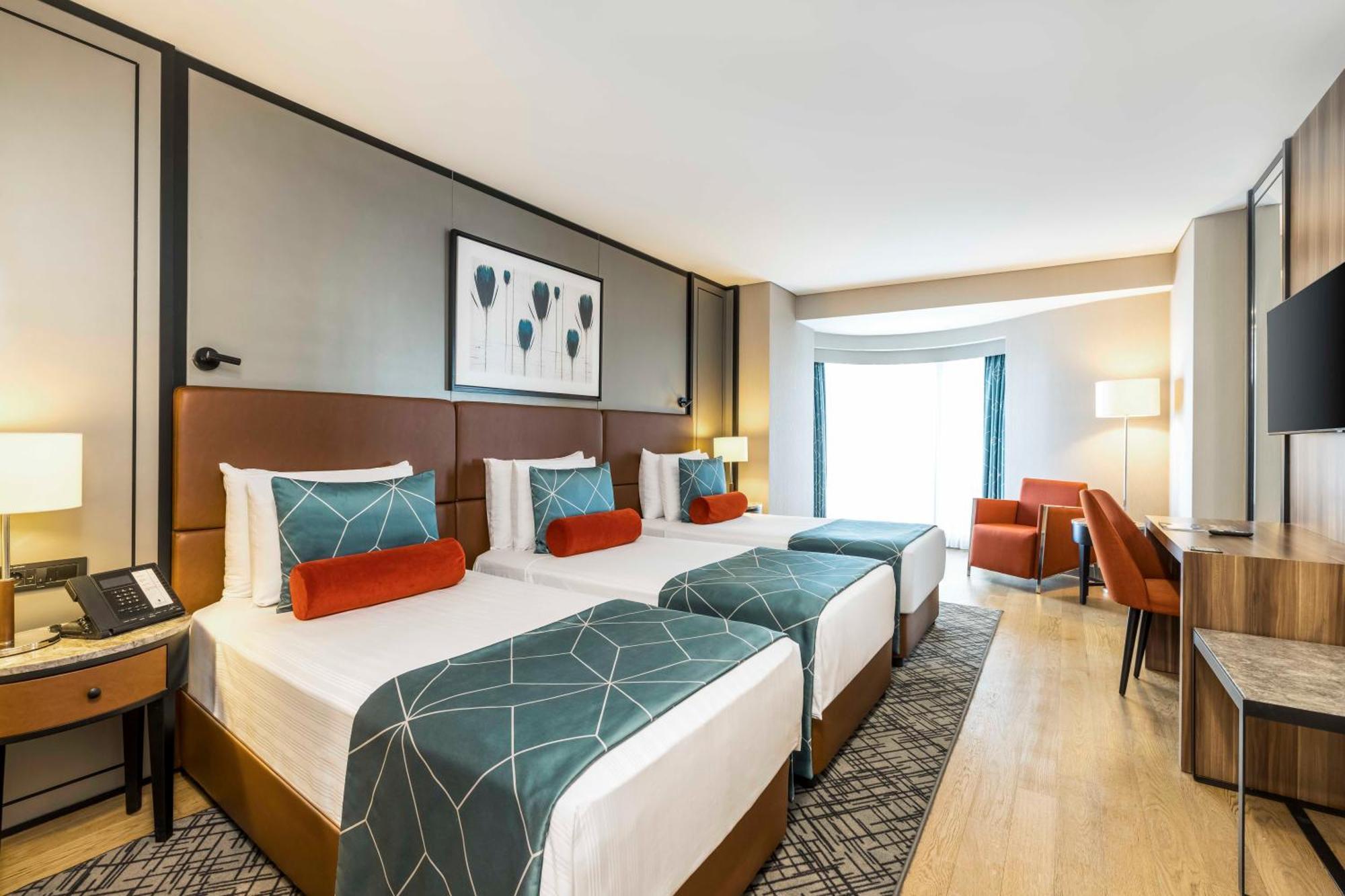 Deluxe Triple Partial Sea View Room