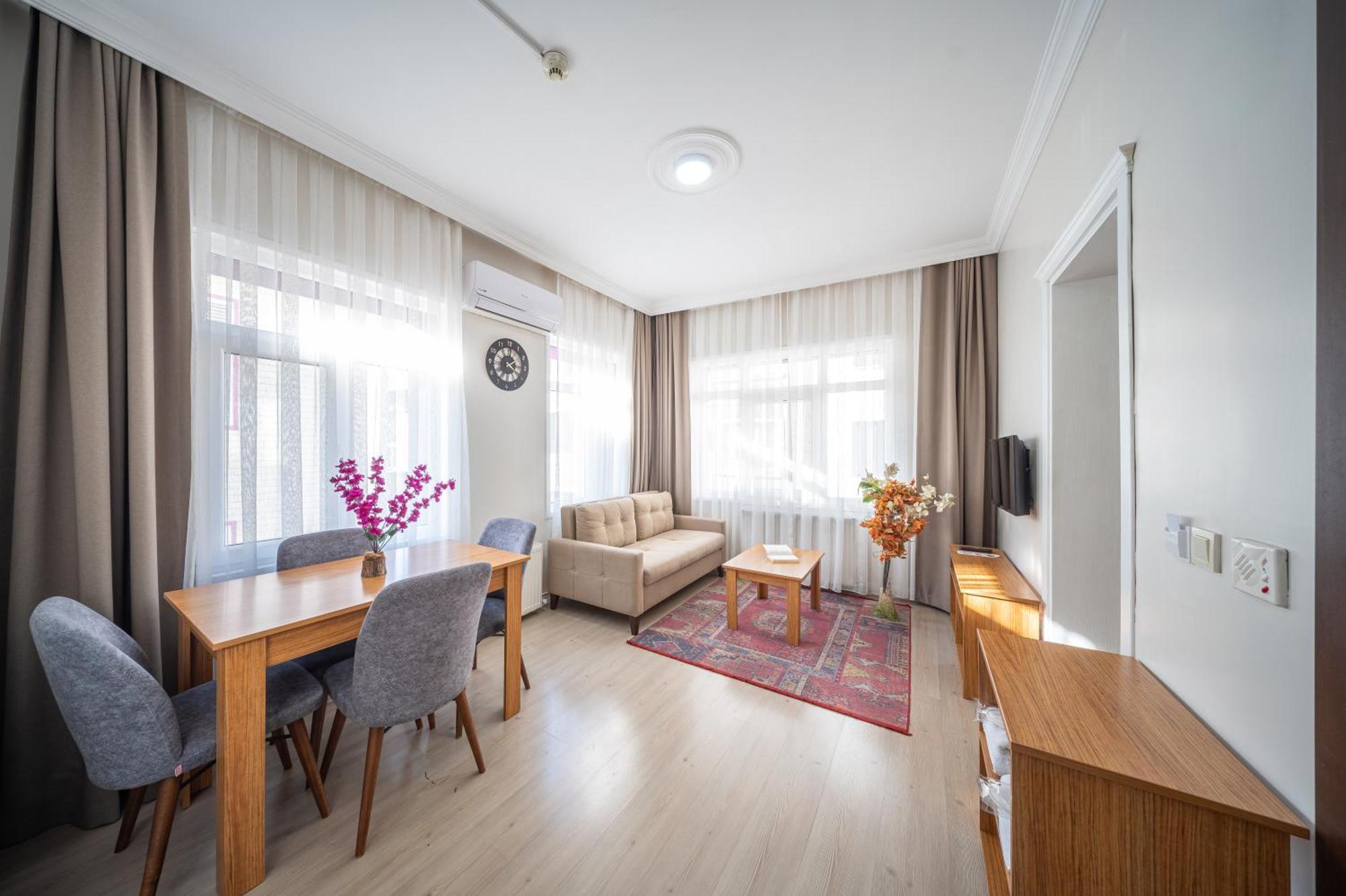 Deluxe One-Bedroom Apartment