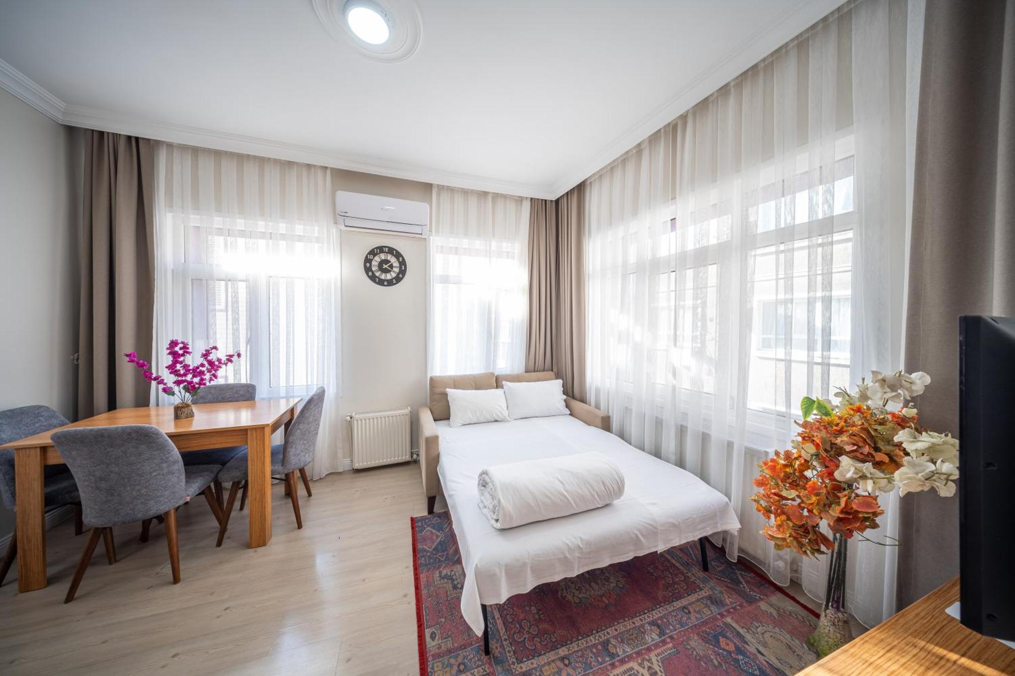 Deluxe One-Bedroom Apartment