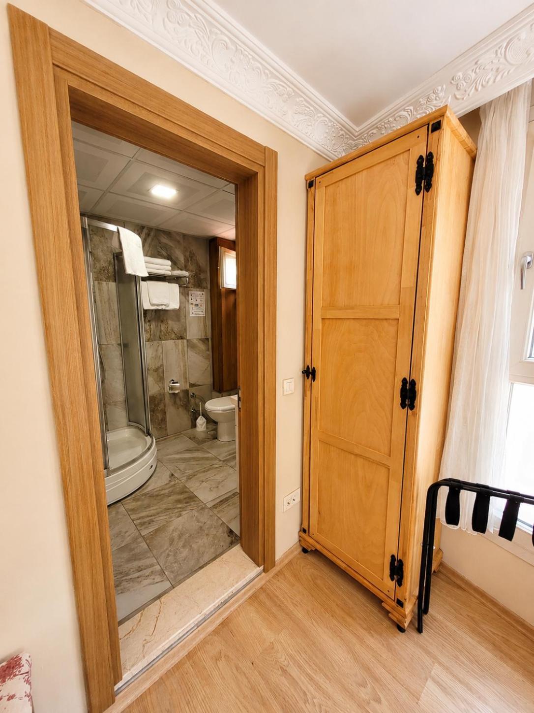 Double or Twin Room Private Bathroom