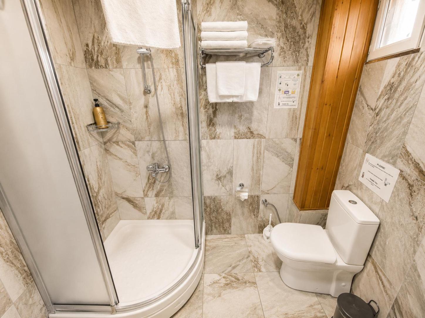 Double or Twin Room Private Bathroom