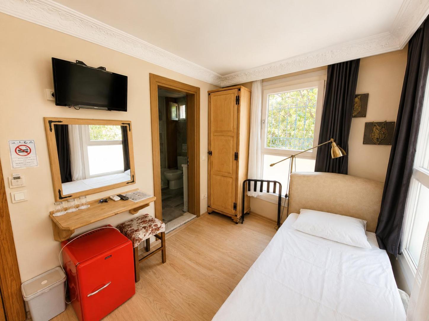 Double or Twin Room Private Bathroom