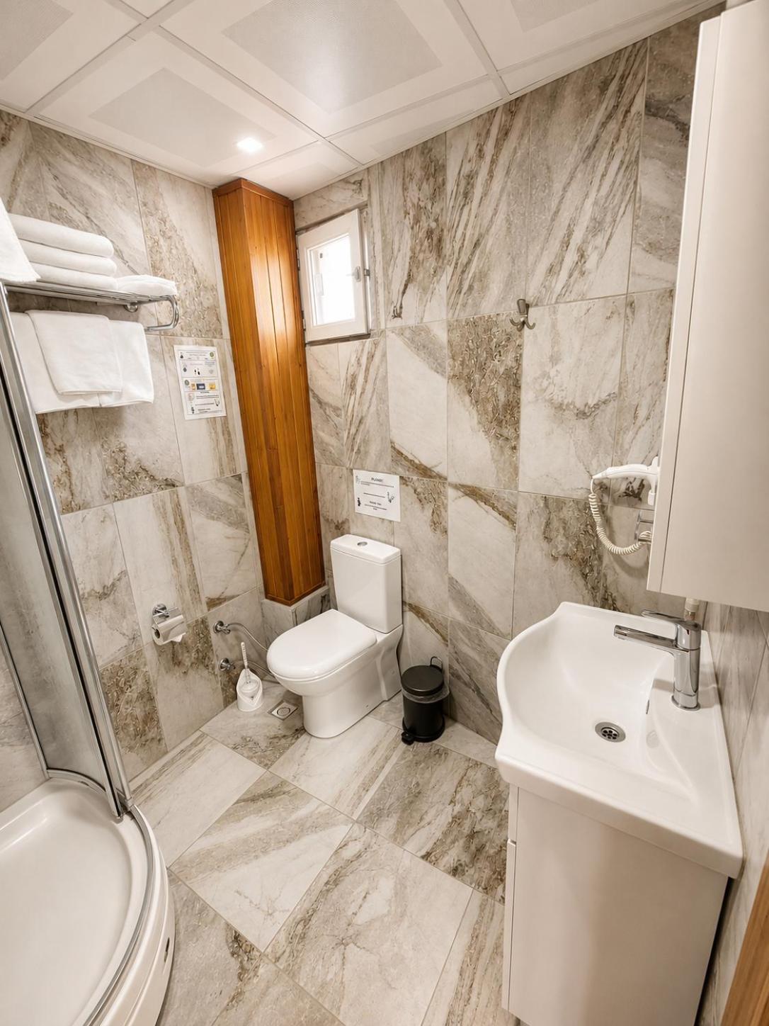 Double or Twin Room Private Bathroom