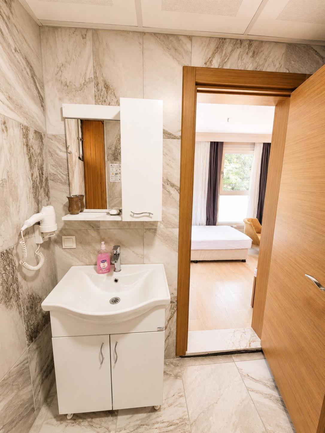 Double or Twin Room Private Bathroom
