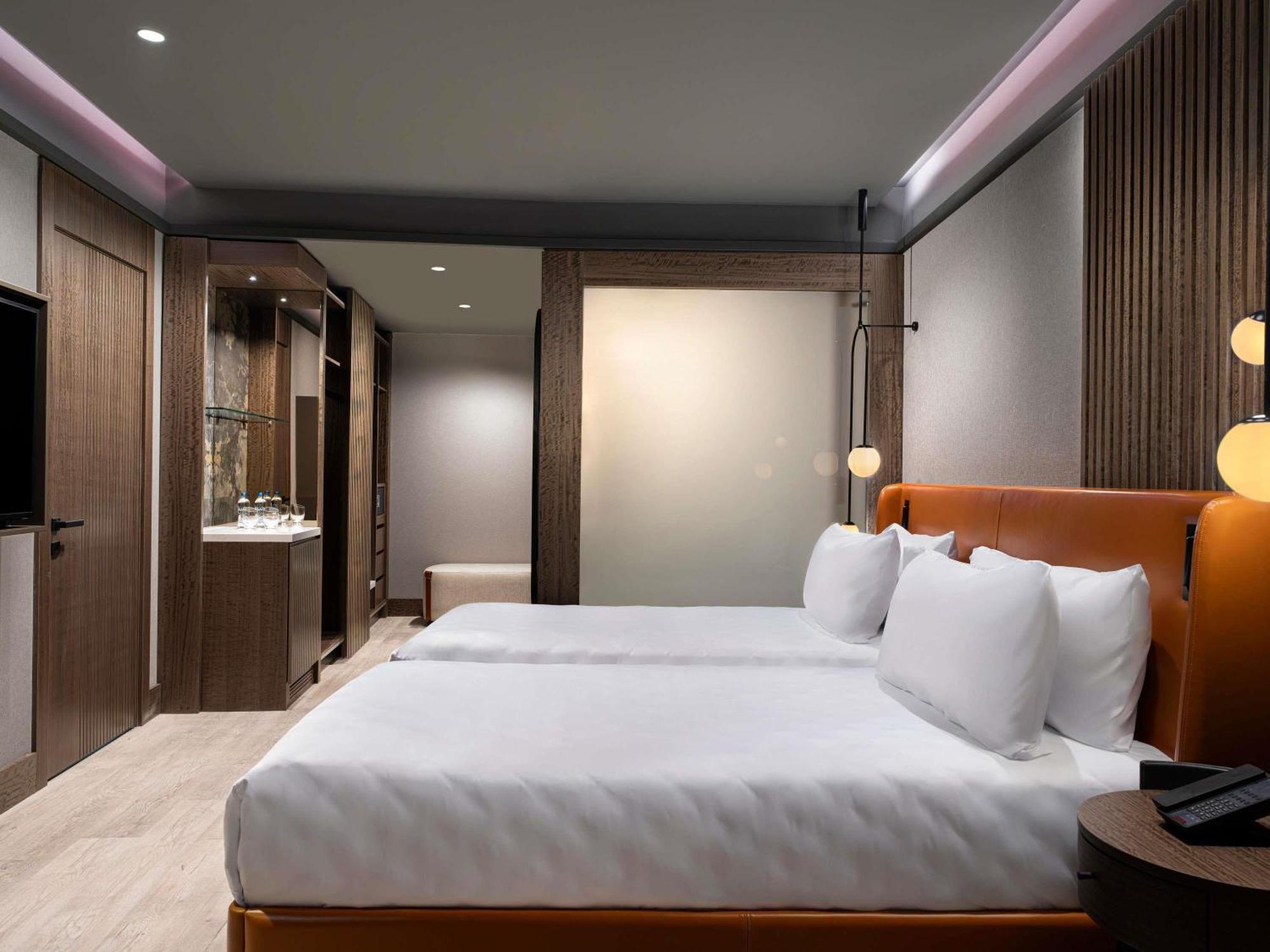 Superior Twin Room City Side