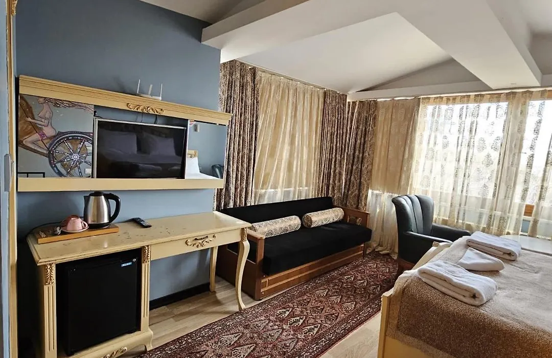 Optimist Hotel-1